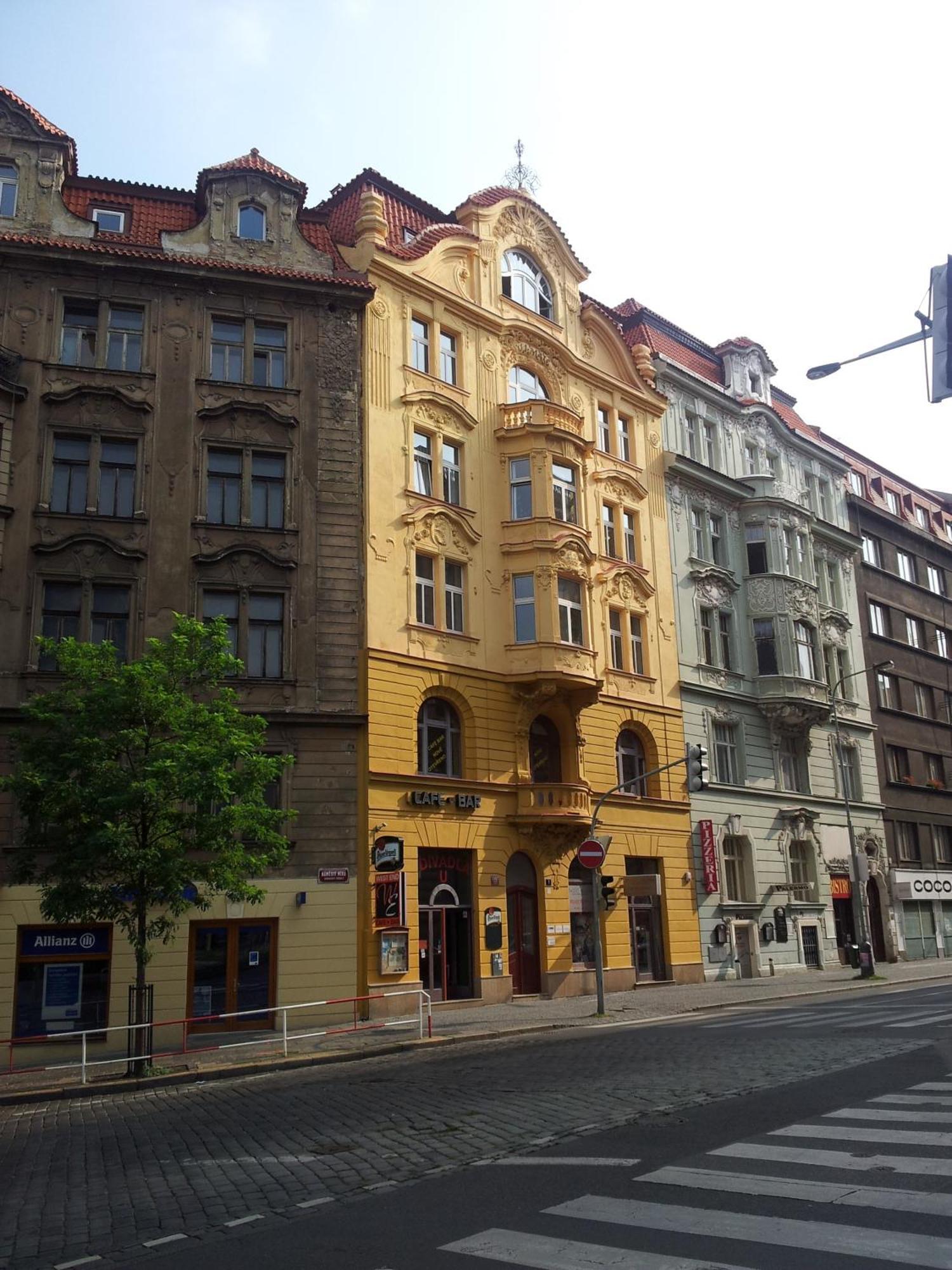 Onefam Miru Hostel Прага Екстериор снимка