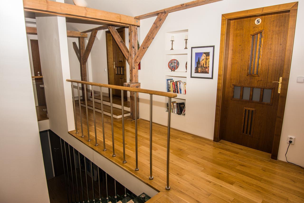 Onefam Miru Hostel Прага Екстериор снимка