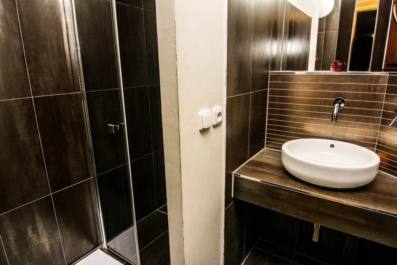 Onefam Miru Hostel Прага Екстериор снимка