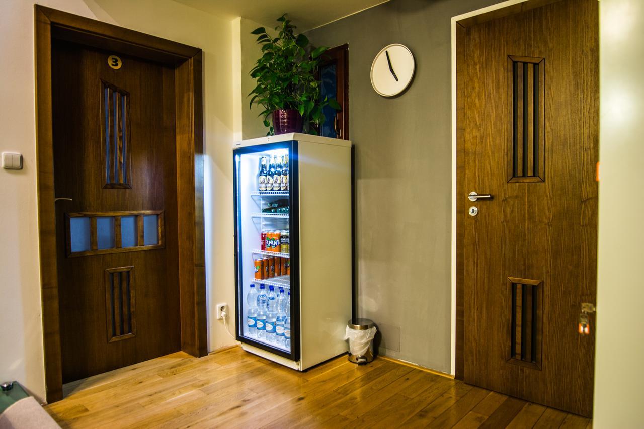 Onefam Miru Hostel Прага Екстериор снимка