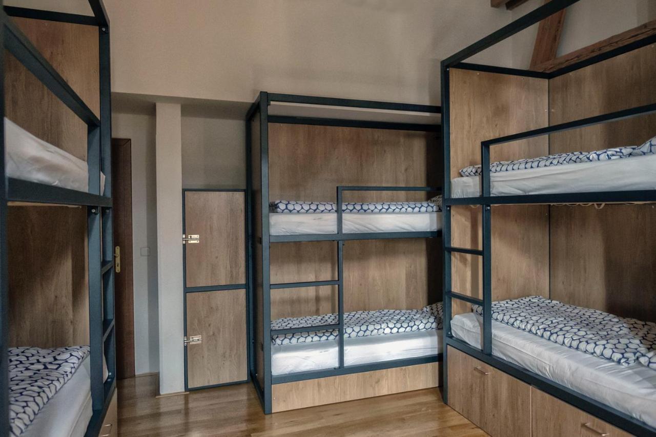 Onefam Miru Hostel Прага Екстериор снимка