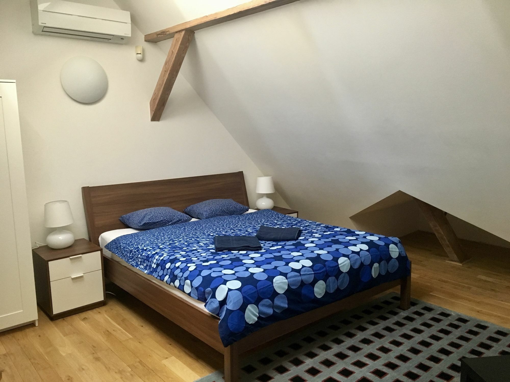 Onefam Miru Hostel Прага Екстериор снимка