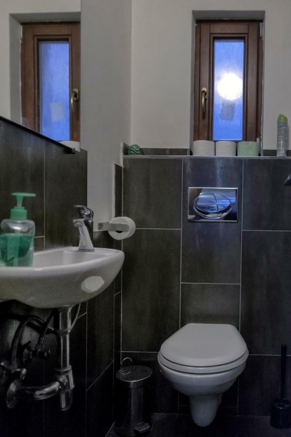 Onefam Miru Hostel Прага Екстериор снимка