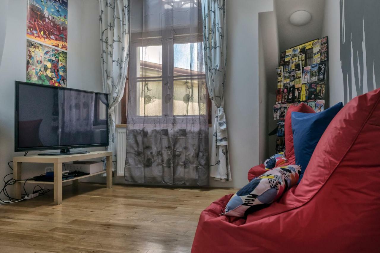 Onefam Miru Hostel Прага Екстериор снимка