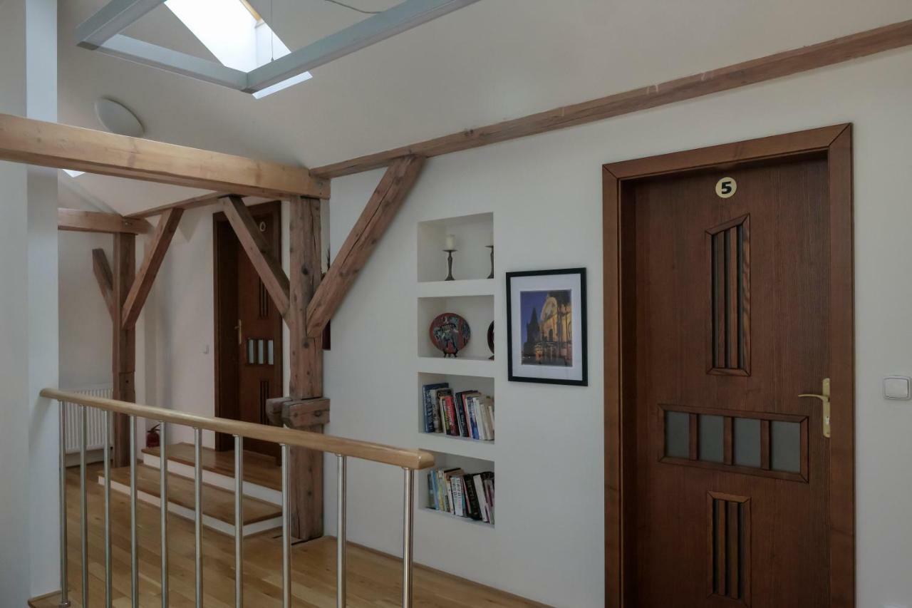 Onefam Miru Hostel Прага Екстериор снимка